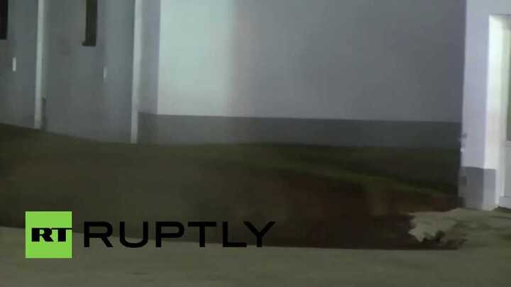 Clip: Kinh hãi hố tử thần sâu 50 mét nuốt chửng 2 tòa nhà