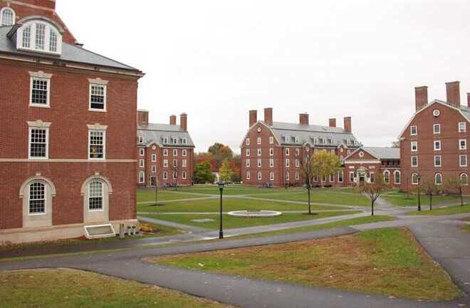 Khám phá cuộc sống bên trong ngôi trường ông chủ Facebook từng học tập