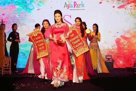 Á hậu Huyền My trình diễn áo dài Việt Nam tại Asia Park Đà Nẵng