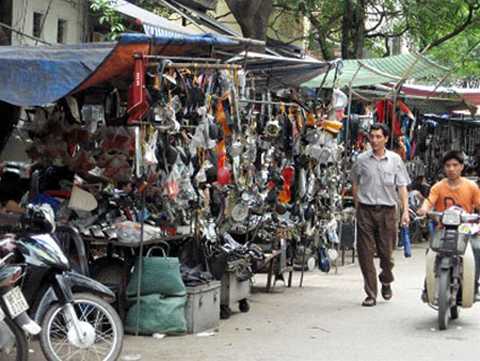 Nhảy hàng, vặt đồ ô tô ở đâu cũng đổ về chợ Trời hết