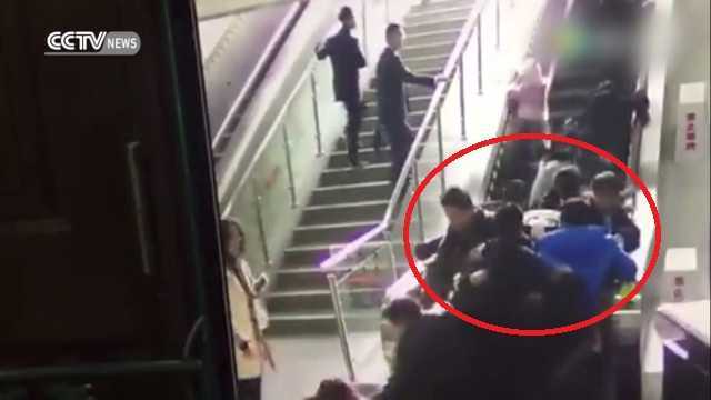 Clip: Thang cuốn đột ngột đổi chiều, hàng chục người ngã chồng lên nhau