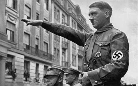 Trùm phát xít Hitler bị dị dạng chỗ khó nói