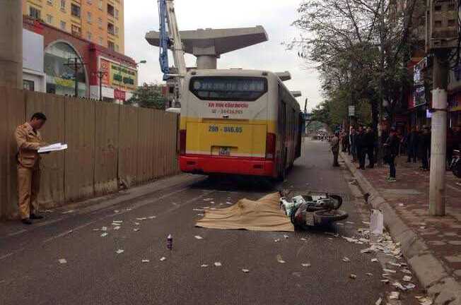 Hà Nội: Xe buýt va chạm với xe máy, một phụ nữ tử vong tại chỗ