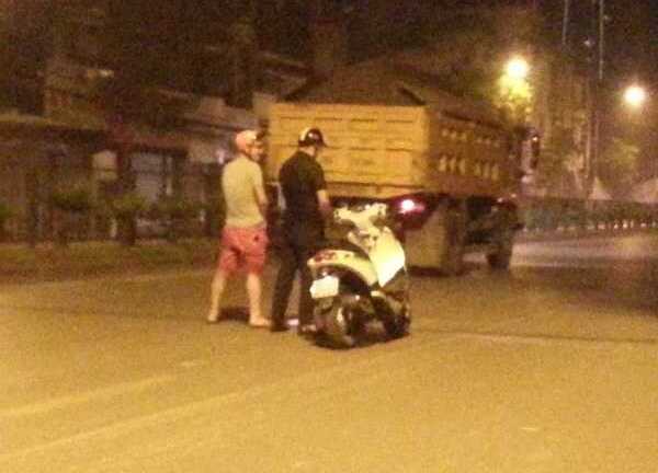 Hà Nội 'mất mặt' vì những quý ông 'tiện đâu bậy đó'