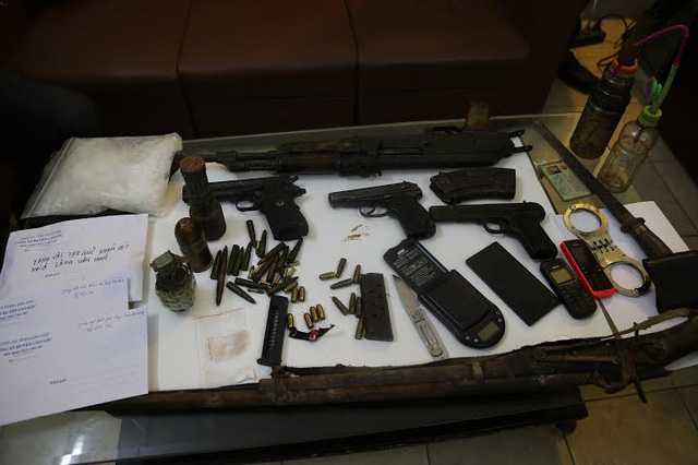 Bắt kẻ vận chuyển 7000 viên ma túy có vũ khí 'nóng'