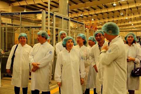 Các tham tán thương mại, công sứ Việt Nam tại các nước thăm siêu nhà máy sữa Vinamilk