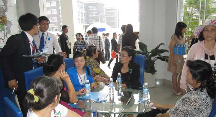 Rầm rộ đăng tuyển nhân viên 'bán nước bọt', lương đến 100 triệu đồng