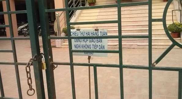 Treo biển họp không tiếp dân, phường Ô Chợ Dừa giải trình thế nào?