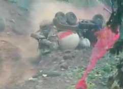 Clip: Chở nặng lên dốc, xe bồn chổng bánh lên trời