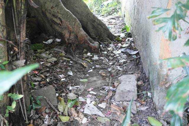 Phản cảm bao cao su nằm la liệt sau đình làng