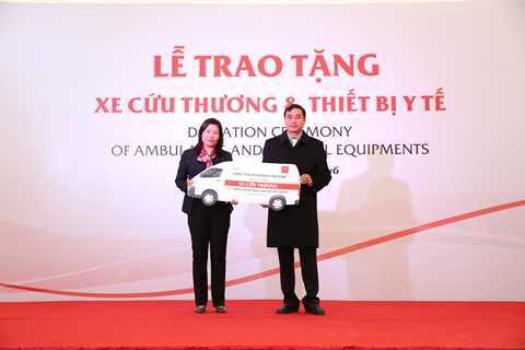 Trao tặng xe cứu thương cho các bệnh viện Hà Giang