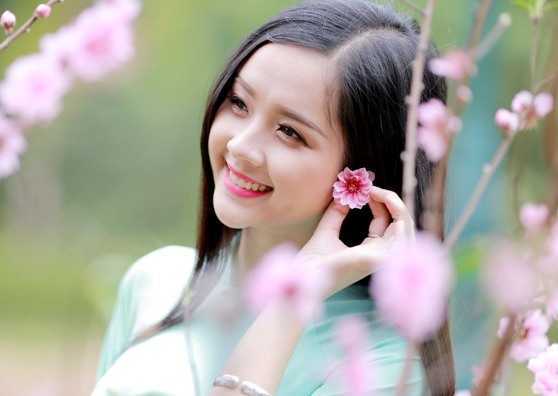 Hot girl xứ Tuyên đẹp tinh khôi giữa vườn đào đầu xuân
