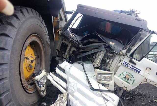Xe ben bị 'vò nát' bên hông siêu tải mỏ Komatsu