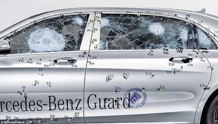 Vết đạn lỗ chỗ trên siêu xe bọc thép Mercedes-Maybach S600 Guard