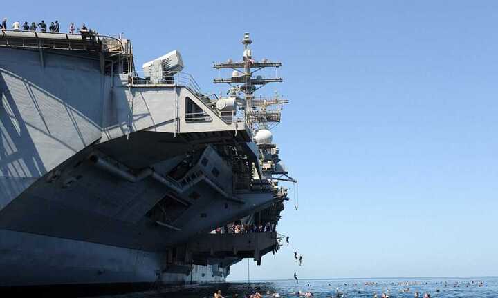 Thủy thủ hải quân Mỹ lao mình xuống nước từ chiến hạm khổng lồ