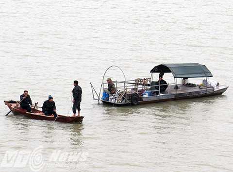 Căng thẳng nhiều giờ tìm kiếm thiếu nữ nhảy cầu ở Hải Dương