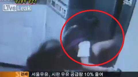 Clip: Nữ sinh bị thang máy kẹp chân, kéo lê kinh hoàng