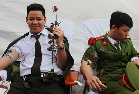 Chiến sĩ công an hào hứng hiến máu hưởng ứng tháng thanh niên