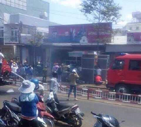 Lửa bùng lên sau tiếng nổ lớn, trung tâm TP Pleiku náo loạn
