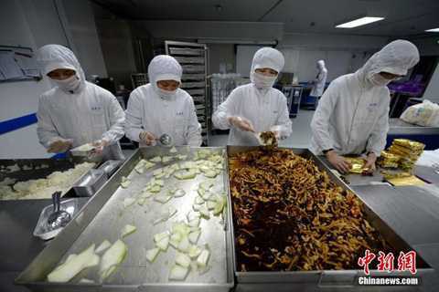 Hậu trường chế biến thức ăn trên máy bay ở Trung Quốc