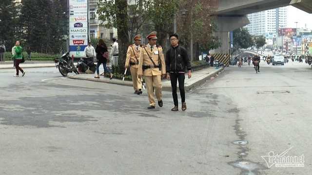 Bi hài chuyện người đi bộ kiên quyết không nộp tiền khi bị xử phạt