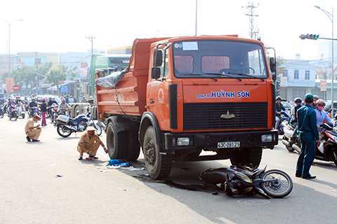 Đà Nẵng: Bị xe tải ben kéo lê trên đường, 2 thiếu nữ nguy kịch