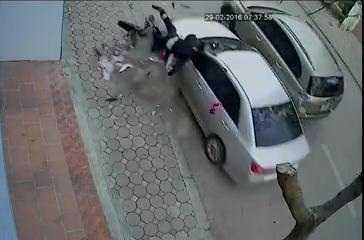 Clip: Cận cảnh Camry ‘điên’ tông trực diện, hất 3 người lên không trung