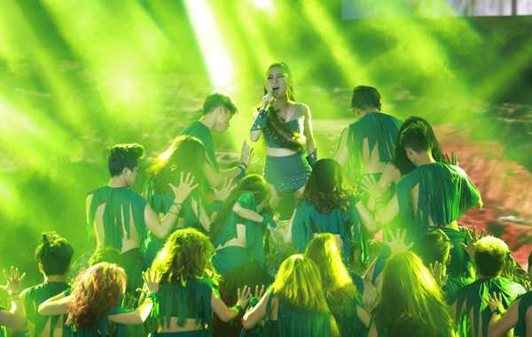 Hương Tràm nổi loạn khiến ban giám khảo The Remix 2016 bất ngờ