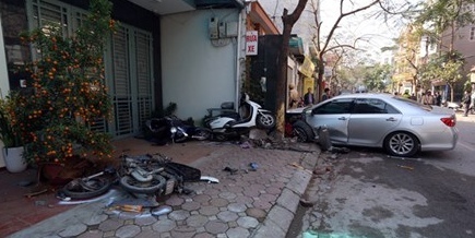 Xe Camry đâm 3 người chết thảm: Đạp nhầm chân ga hay cố tình vượt?