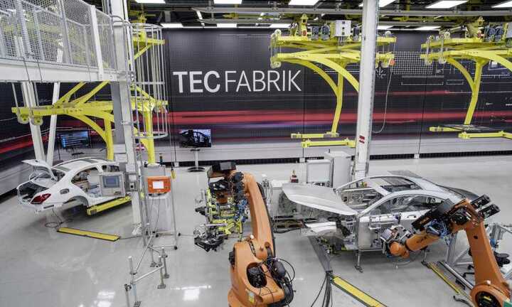 Mercedes-Benz 'sa thải' bớt robot trong dây chuyền sản xuất