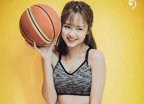 Nữ sinh trường Báo gợi cảm trong trang phục thể thao