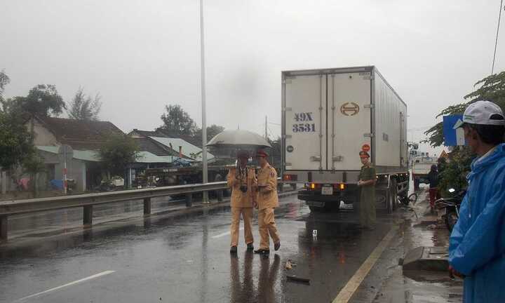 Bị xe tải kéo lê 15 mét, cụ ông 83 tuổi nguy kịch