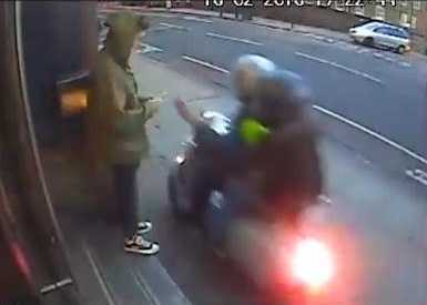 Clip: Cướp lao xe lên vỉa hè giật 2 iPhone trong vòng 5 giây