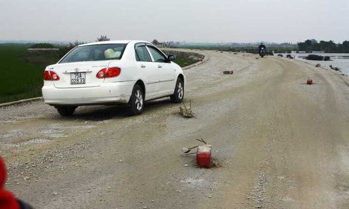 Hàng chục cọc tiêu trơ sắt ngổn ngang, 'giăng bẫy' người đi đường
