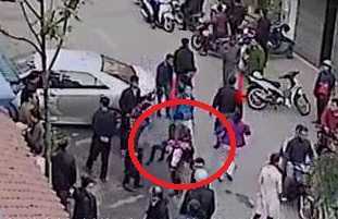 Video: 20 phút ngắc ngoải chờ cấp cứu của cháu bé bị xe Camry tông