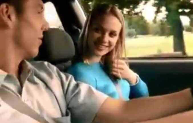 Nửa giây liếc mắt định mệnh của đôi bạn trẻ