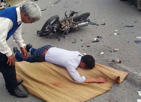 Nạn nhân vụ tai nạn bất ngờ 'sống lại' sau khi được đắp chiếu, thắp hương