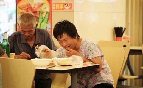 Lật mặt ăn xin giả kiếm tiền như nước, tiêu tiền hơn cả đại gia
