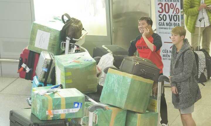 Mr Đàm khệ nệ cả 'núi' hành lý từ Mỹ về