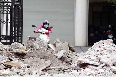 Chi cục Thuế Hạ Long bị ‘khủng bố' bằng phế thải