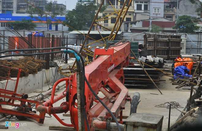 Ảnh: Cần cẩu khổng lồ đổ sập giữa phố Hà Nội