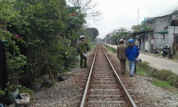 Băng qua đường sắt, cụ bà bị tàu hoả kéo lê 20 mét chết thảm