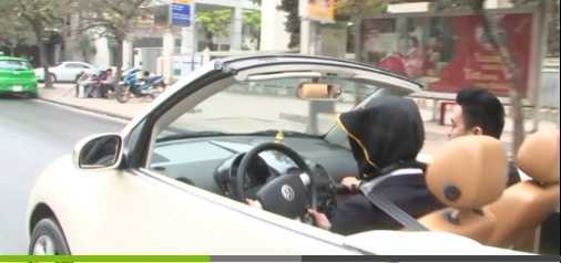 Thanh niên trùm kín mặt điều khiển xe mui trần trên phố Hà Nội