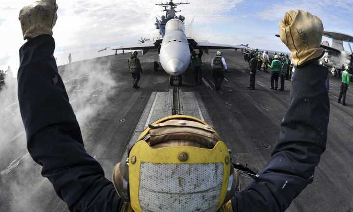 Cận cảnh cuộc sống hối hả trên sàn tàu sân bay Mỹ