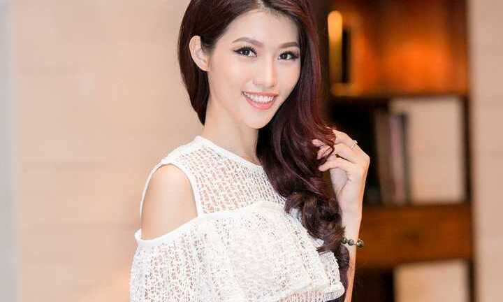 Chế Nguyễn Quỳnh Châu váy ren xuyên thấu thiêu đốt mọi ánh nhìn