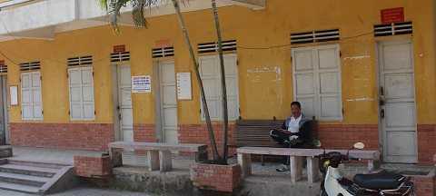 Trong giờ làm việc, hàng loạt UBND phường ở Nghệ An 'cửa đóng then cài'