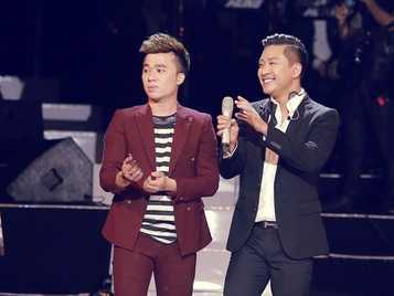 Tuấn Hưng được vẽ chân dung làm từ thiện ngay trên sân khấu