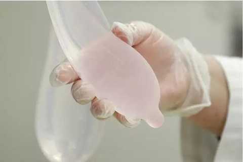 Cận cảnh công đoạn kiểm tra sức chịu đựng của bao cao su