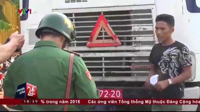Video: Bắt 3 xe container mang biển quân sự giả ở Bình Dương