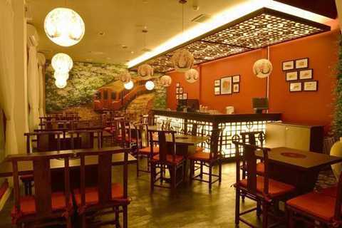 Những cửa hàng 'hái tiền' của Á hậu, hoa hậu Việt